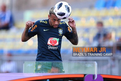 Neymar útočí hlavou