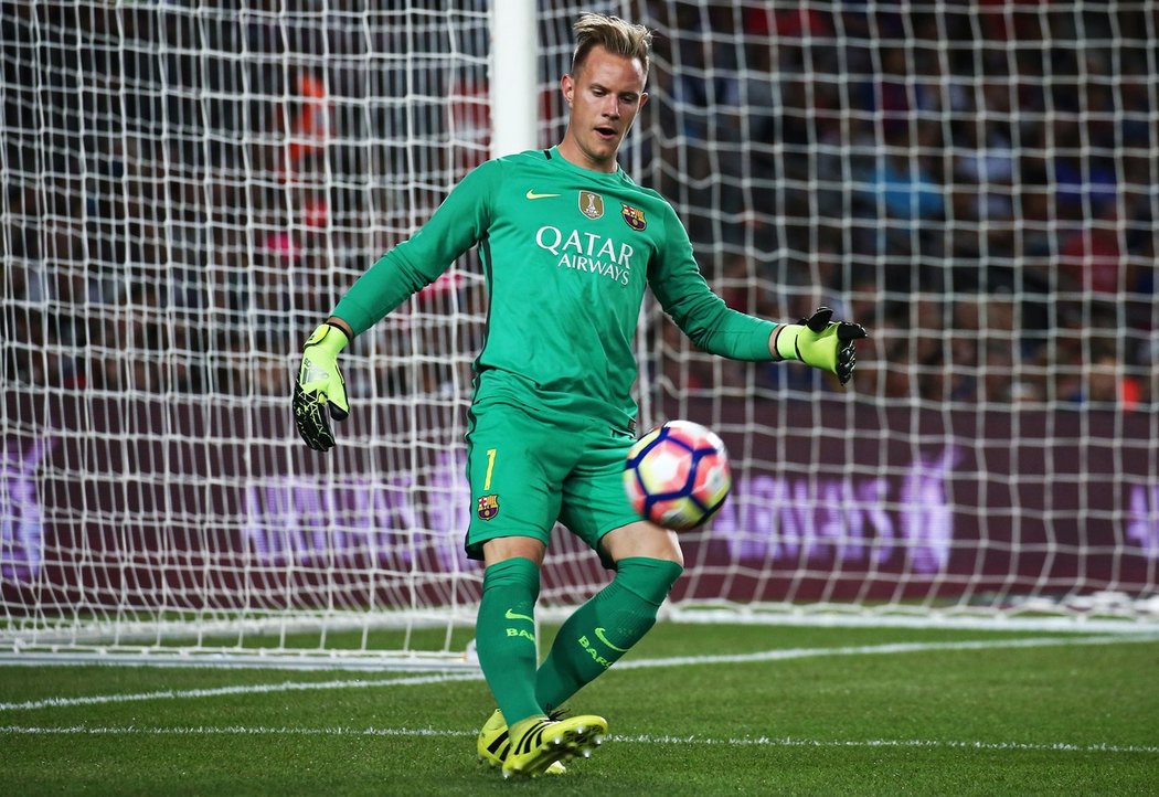 Brankář Barcelony Marc-André ter Stegen si s míčem rozumí