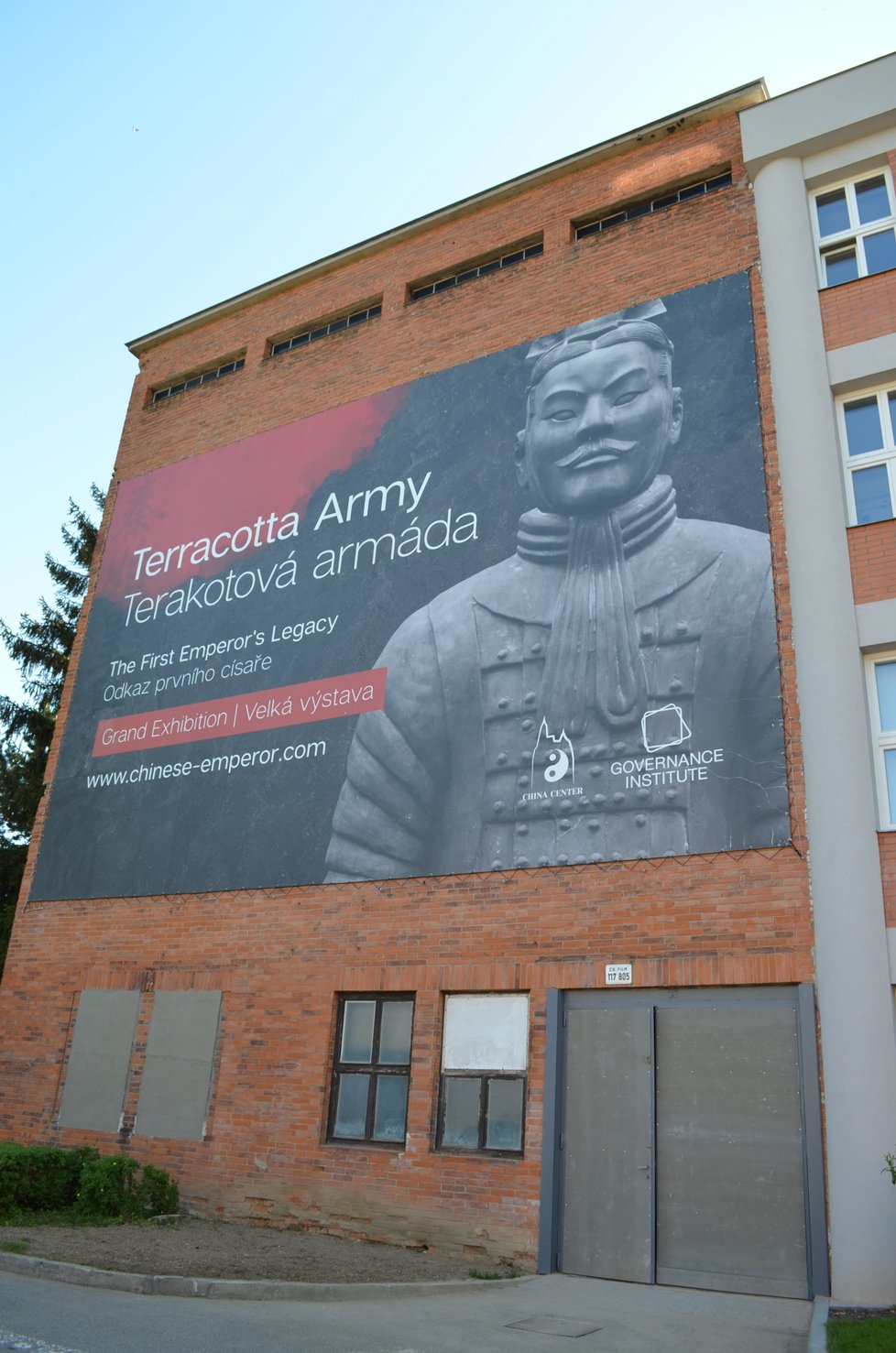 V přízemí tohoto ateliéru, kde je chladno jako v hrobce, je expozice nainstalována