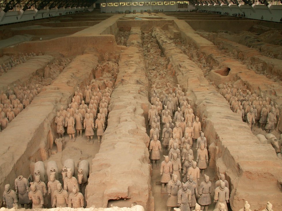Muzeum v Číně, kde je na 8000 bojovníků. Armáda byla rozmístěna ve čtyřech podzemních komorách u císařovy hrobky.