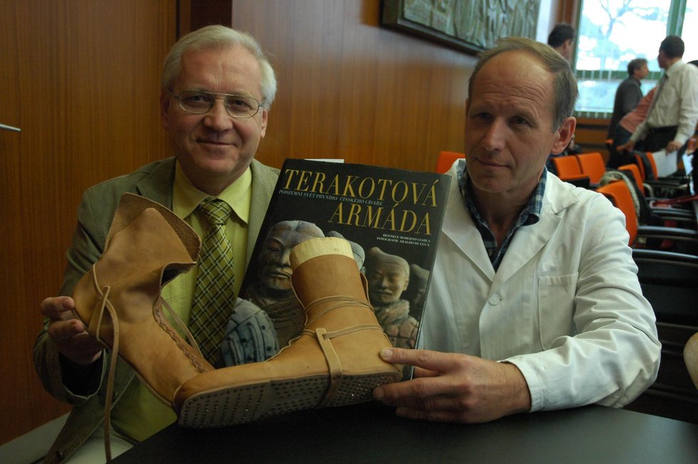 Vědci Petr Hlaváček (vlevo) a Václav Gřešák se podíleli na vytvoření replik usňových bot, vytvarovaných ze dvou dílců
