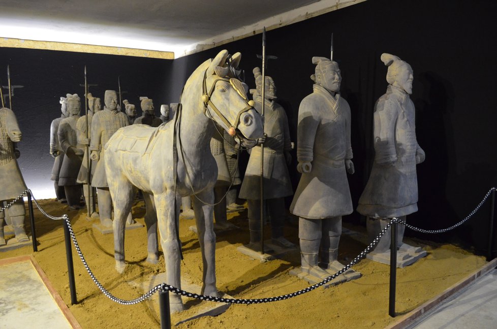 Z továrny v Číně, kde mohou za rok vyrobit jen 200 replik, byli dopraveni i dva koně