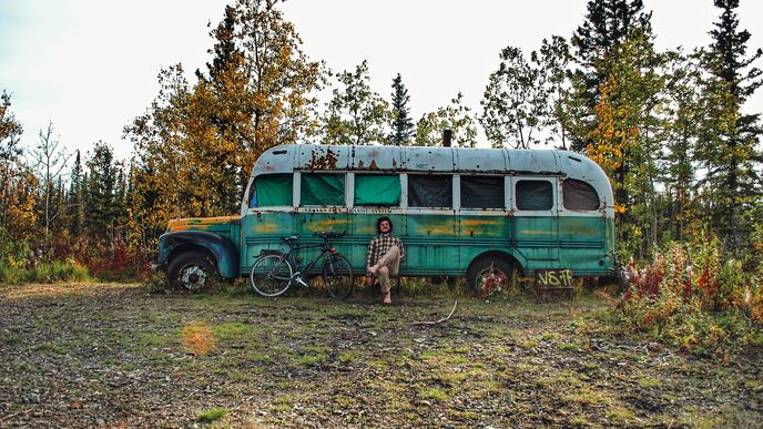 Před „Magickým autobusem 142“ dobrodruha Christophera McCandlesse. Stampede Trail, Aljaška, září 2015.