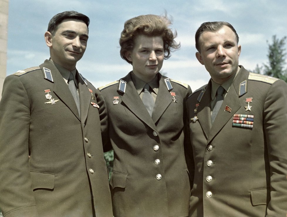 Hrdinové Sovětského svazu kosmonauti Valerij F. Bykovskij, Valentina V. Těreškovová a Jurij A. Gagarin (zleva).