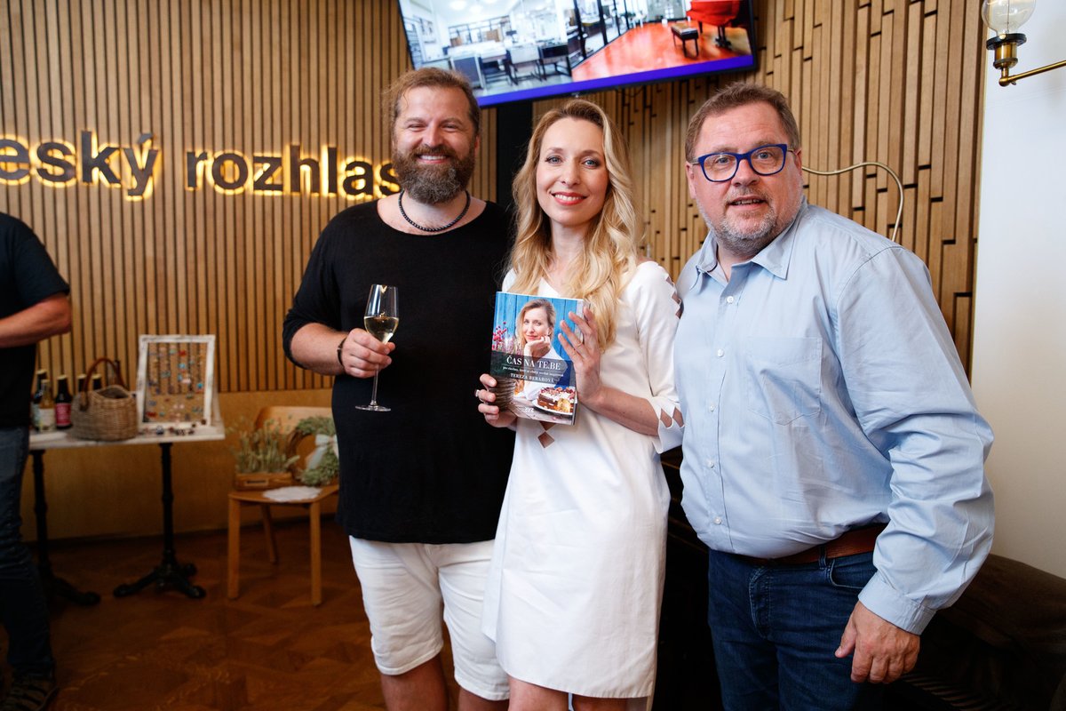 Tereza Bebarová na křtu své knihy, podpořit jí přišli kolegové Josef Maršálek a Václav Kopta