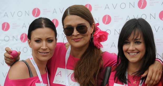 Zleva Gábina Partyšová, Mahulena Bočanová a Tereza Brodská se zúčastnily 9. června v Praze 12. ročníku Avon pochodu proti rakovině prsu.