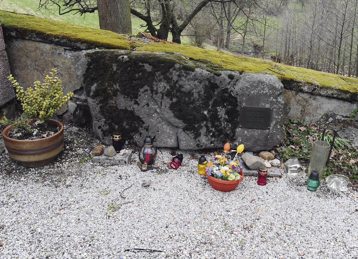 Hercův hrob na kraji Slunečné, kam se Tereza odváží jen jednou za rok