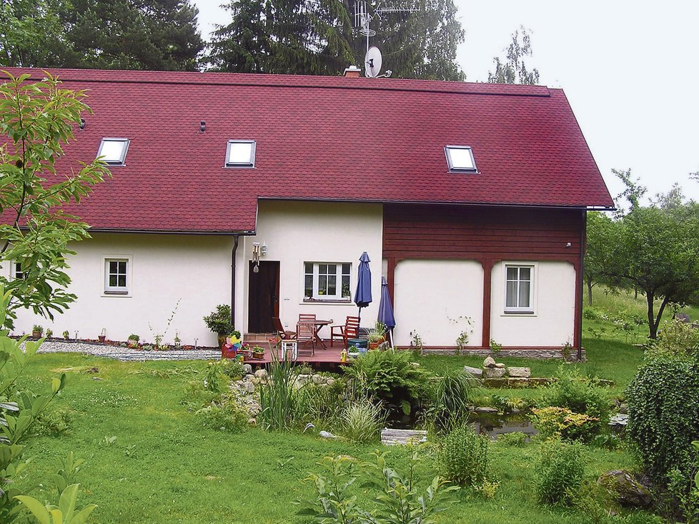 Nové stavení na stejném pozemku má k roztomilé chaloupce daleko.