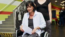 Tereza včera natáčela s ortézou a berlemi. Asistenti ji museli po ateliérech převážet na vozíku.