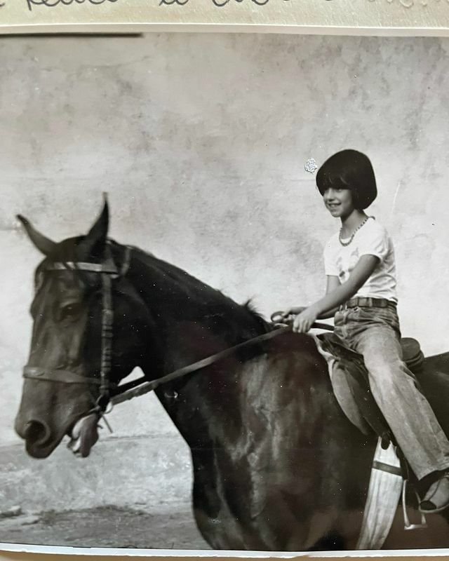 Na koni jako velká holka.