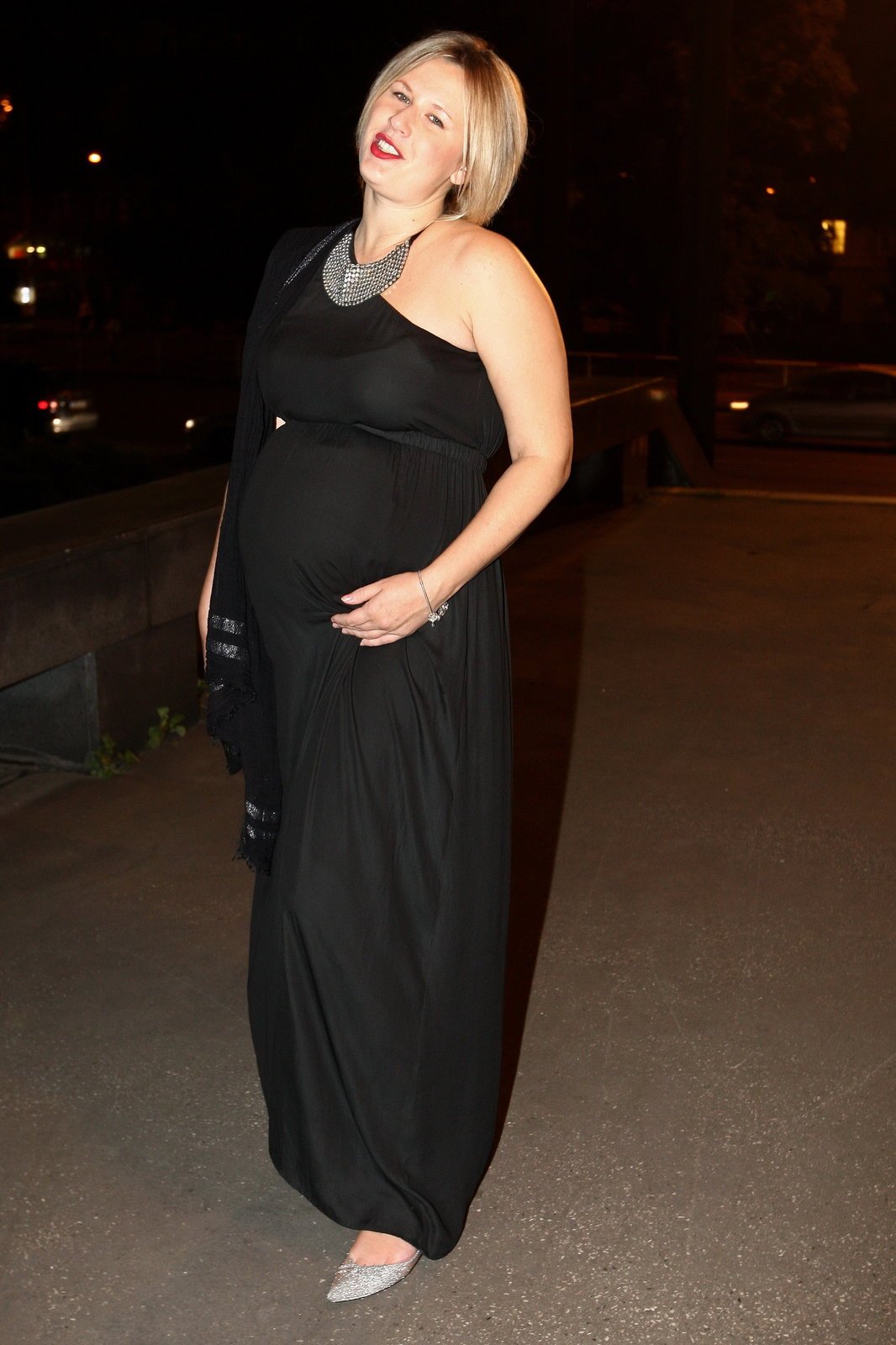 Tereza je v osmém měsíci těhotenství a vymetá jeden večírek za druhým.
