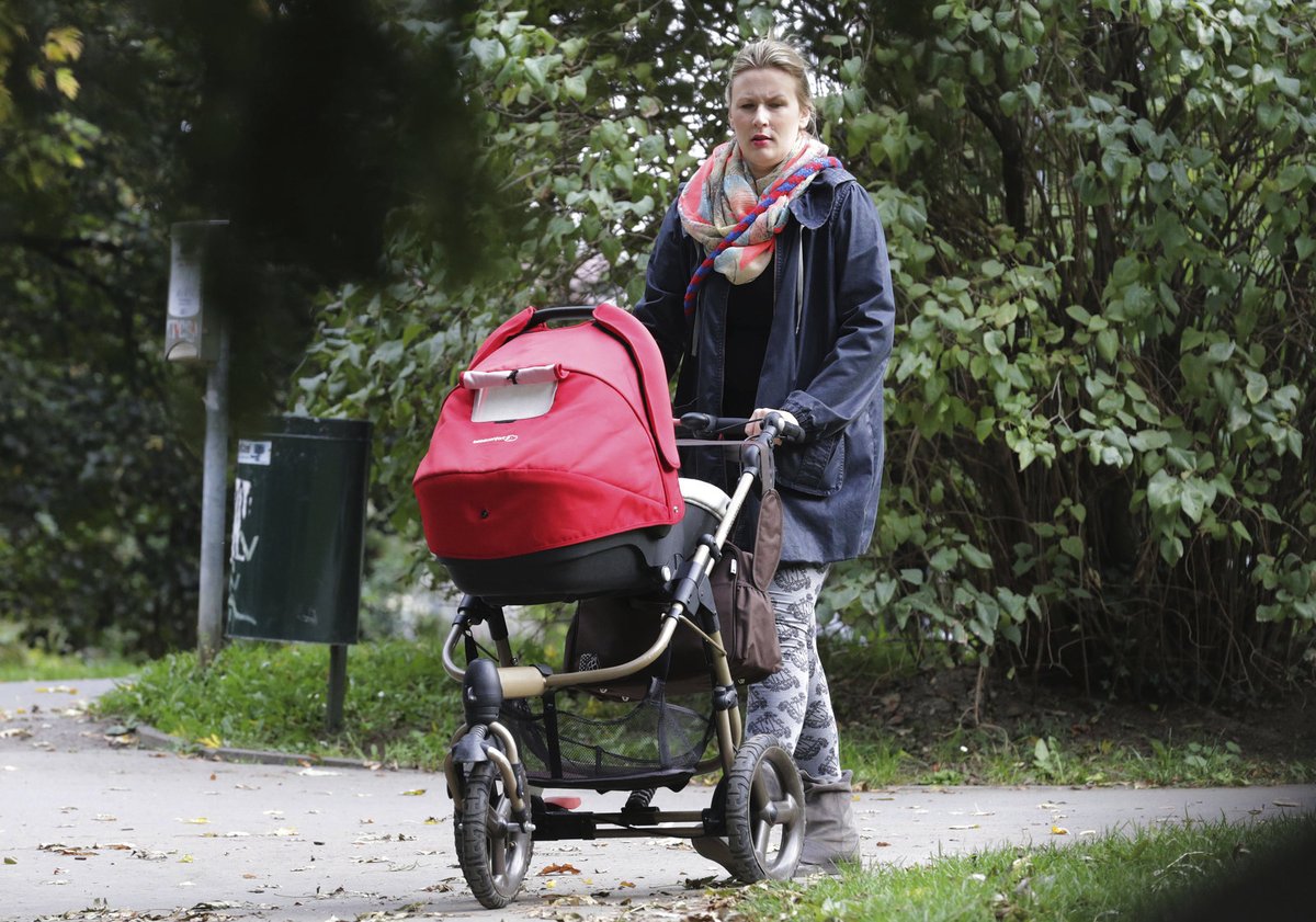 Tereze Černochová na procházce s dcerou a pejskem.