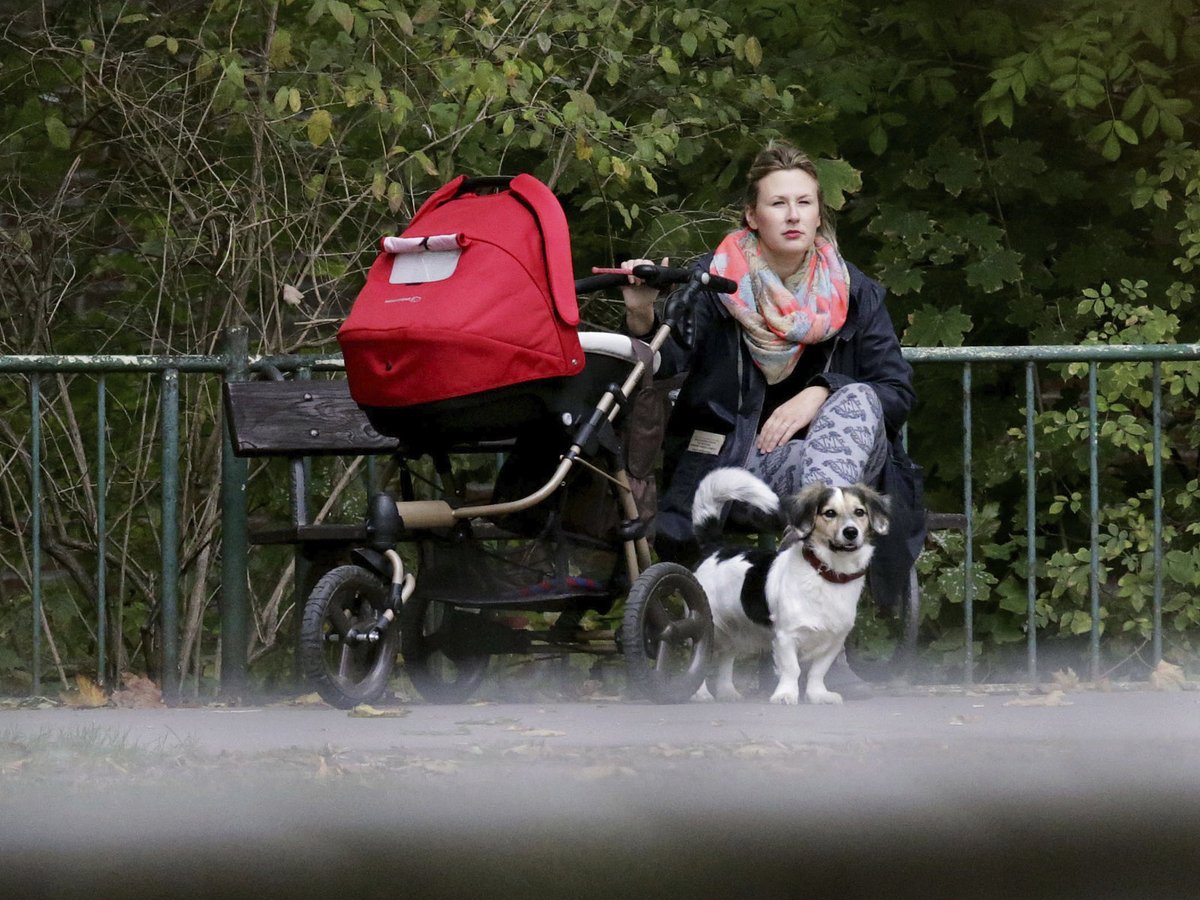 Tereze Černochová na procházce s dcerou a pejskem.