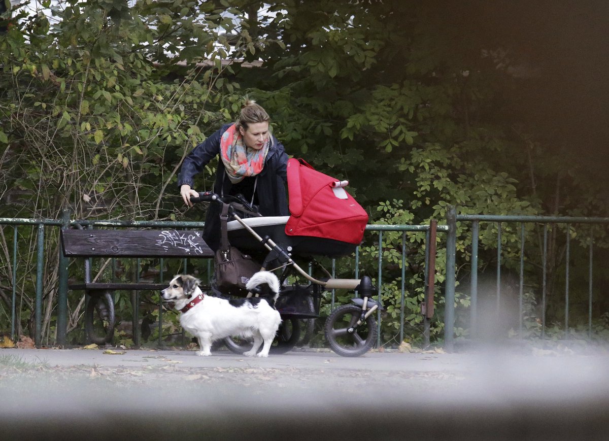 Tereze Černochová na procházce s dcerou a pejskem.
