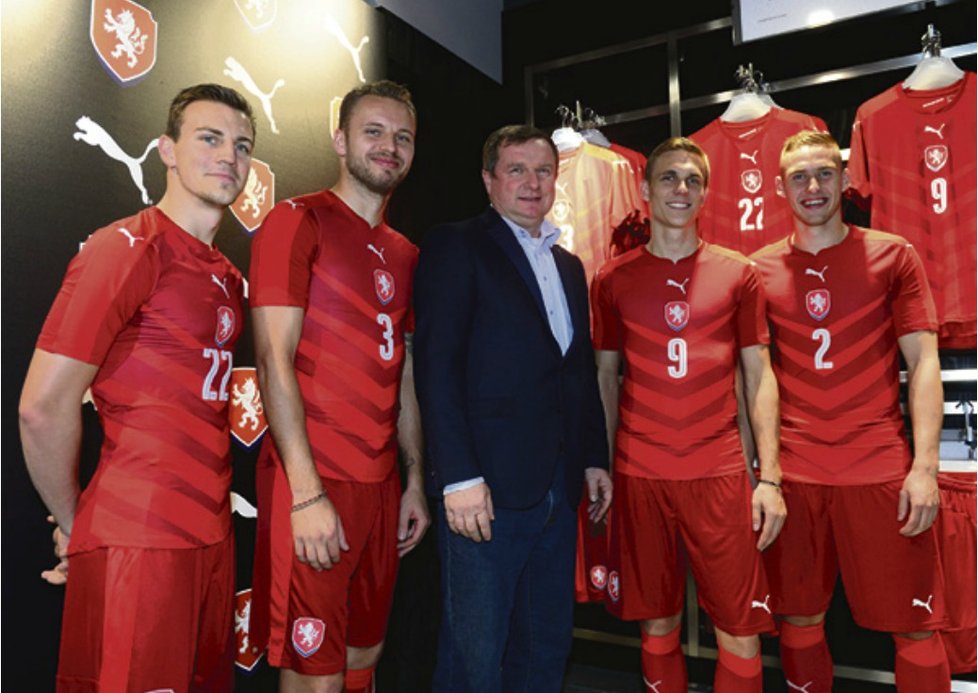 Hráči (zleva) Darida, Kadlec, Dočkal a Kadeřábek s trenérem Vrbou uprostřed prezentují nové dresy na Euro 2016.