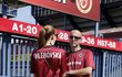 19:00 - Tereza se s tatínkem chystá na fotbal, má i svůj dres s příjmením. Tak ji alespoň na stadionu každý pozná. „Už se moc těším, pořádně si to užijeme,“ směje se mladá brunetka. Všechno dobře dopadlo, casting byl úspěšný a Sparta postoupila přes Rotterdam do Evropské ligy. 19:00 - Tereza se s tatínkem chystá na fotbal, má i svůj dres s příjmením. Tak ji alespoň na stadionu každý pozná. „Už se moc těším, pořádně si to užijeme,“ směje se mladá brunetka. Všechno dobře dopadlo, casting byl úspěšný a Sparta postoupila přes Rotterdam do Evropské ligy.
