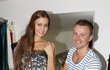 16:00 - Vzhledem k tomu, že se blíží právě celosvětová Miss Universe, Tereza si už začíná pomalu zkoušet různé šaty. V tom jí pomáhá její módní návrhář Lukáš Lindner. „Ještě vůbec nevím, jaké šaty budu mít na sobě. Tak zkoušíme, navrhujeme, vymýšlíme a uvidíme,“ vysvětluje Tereza. „Na soutěž se už moc těším, ale ještě vůbec nic o tom nevím.“ 16:00 - Vzhledem k tomu, že se blíží právě celosvětová Miss Universe, Tereza si už začíná pomalu zkoušet různé šaty. V tom jí pomáhá její módní návrhář Lukáš Lindner. „Ještě vůbec nevím, jaké šaty budu mít na sobě. Tak zkoušíme, navrhujeme, vymýšlíme a uvidíme,“ vysvětluje Tereza. „Na soutěž se už moc těším, ale ještě vůbec nic o tom nevím.“