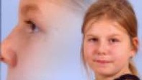 Terezka Chrenková (11) má střední postavu, rovné blond vlasy a hnědé oči. Policie po dívce vyhlásila pátrání dnes.