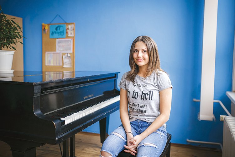 Tereza Drábková: 14 let, Most. Miluje zpěv, tanec a divadlo. Vystupuje v několika muzikálech.