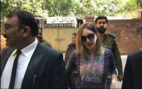Česká pašeračka Tereza při příchodu k pákistánskému soudu 20. října 2018.