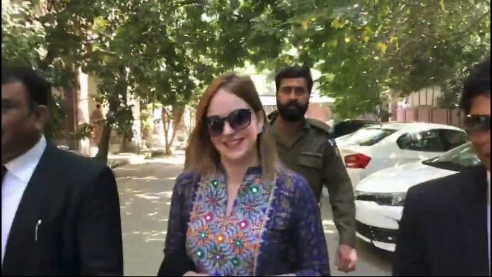 Česká pašeračka Tereza při příchodu k pákistánskému soudu 20. října 2018.