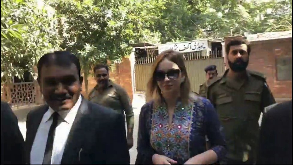 Česká pašeračka Tereza při příchodu k pákistánskému soudu 20. října 2018
