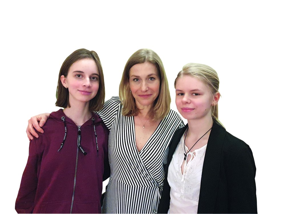Tereza Engelová s našimi mladými redaktorkami Alicí a Johanou