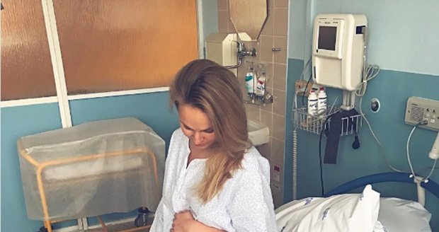 Tereza Fajksová poslala foto z porodnice.