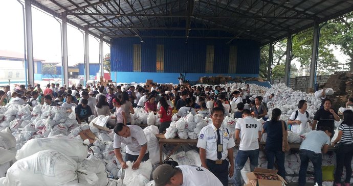 Na Filipíny dorazily zásoby vody a jídla.
