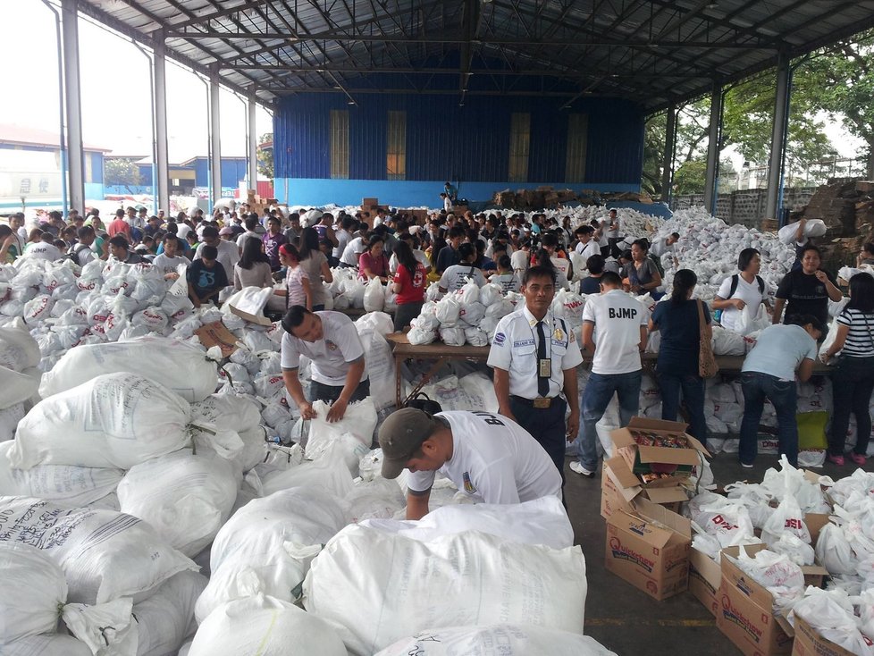 Na Filipíny dorazily zásoby vody a jídla.