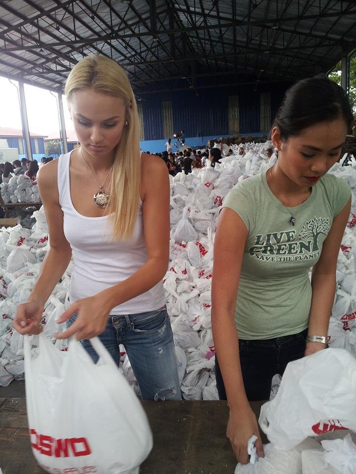 Miss Earth 2012 Tereza Fajksová pomáhá obětem filipínského tajfunu.