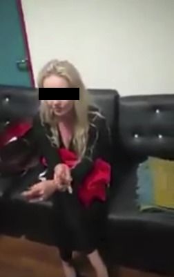 Překvapení a pak slzy: Celníci na videu tahají z Terezina kufru drogy, ona jen pláče
