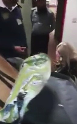 Celníci na videu tahají z Terezina kufru drogy, ona jen pláče.