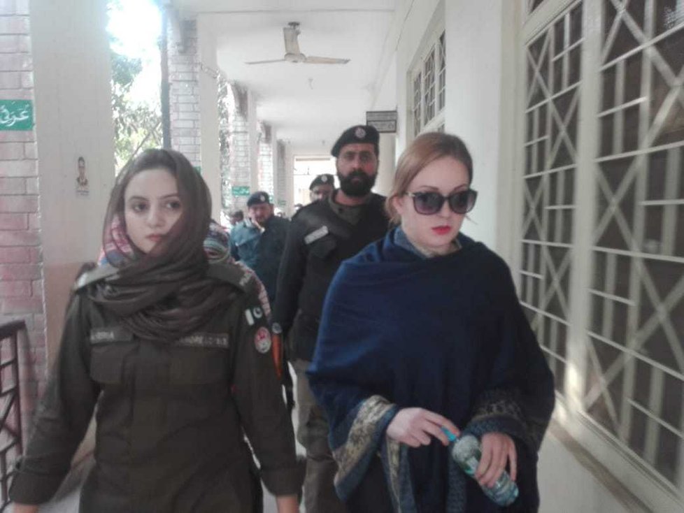 Tereza přichází k soudu v Pákistánu.