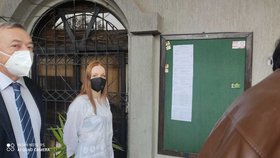 Češka Tereza H. před soudem v Islámábádu (3. března 2022)