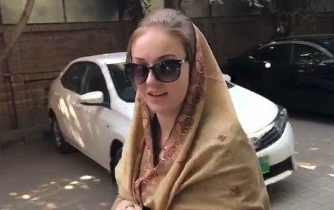 Česká pašeračka Tereza H. přichází 6. listopadu 2018 k pákistánskému soudu.
