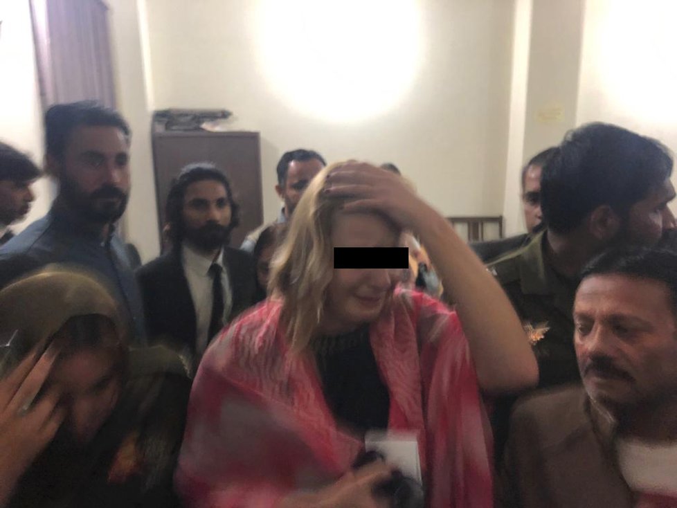 Tereza H. odchází od pákistánského soudu.