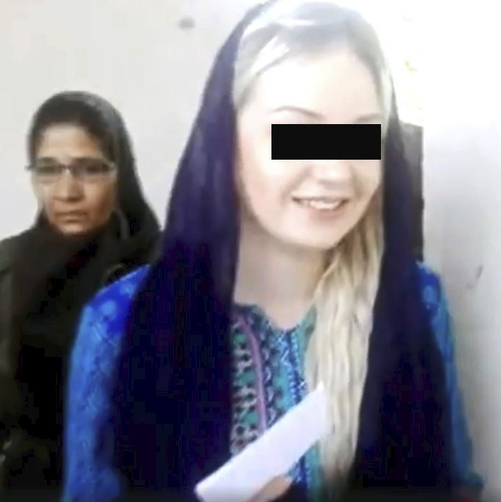 Tereza je hvězdou pákistánských médií. Cestou k soudu vždy rozdává úsměvy a mění oblečení. Viditelně ale přibrala