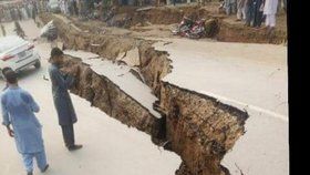 Zemětřesení v Pákistánu si vyžádalo oběti.