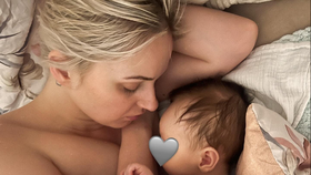 Tereza Hlůšková, v minulosti vězněná v Pákistánu za pašování drog, se synem Viktorem