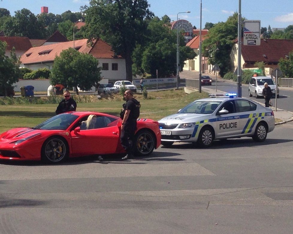 Modelku Terezu Jelínkovou chytili policisté ve ferrari.