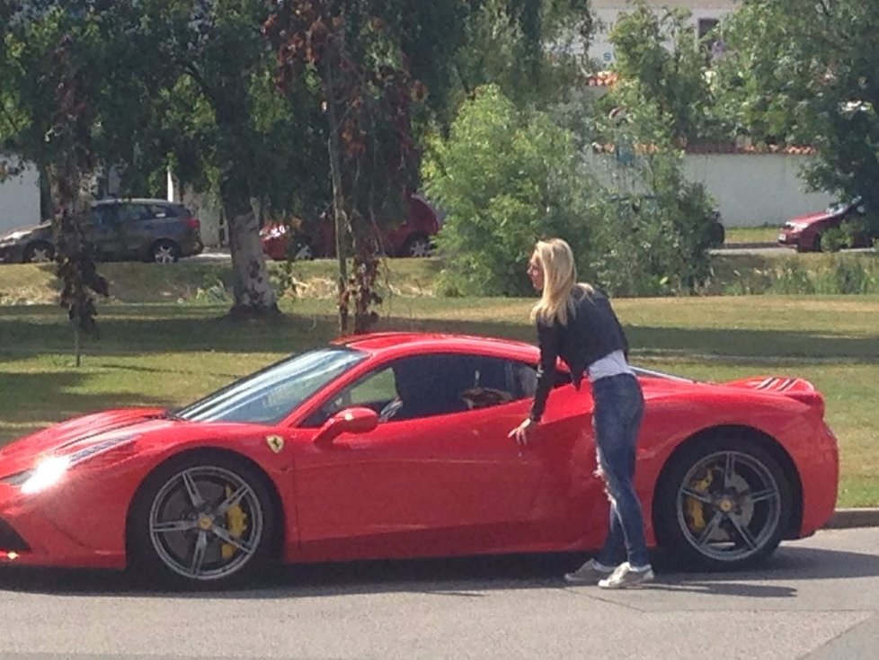 Tereza Jelínková si jezdí ve Ferrari.