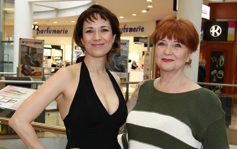 Tereza Kostková a Carmen Mayerová v nákupním centru Flora