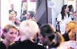 Kvůli malému prostoru v šatně se Tereza líčí s ostatními. Kvůli malému prostoru v šatně se Tereza líčí s ostatními.