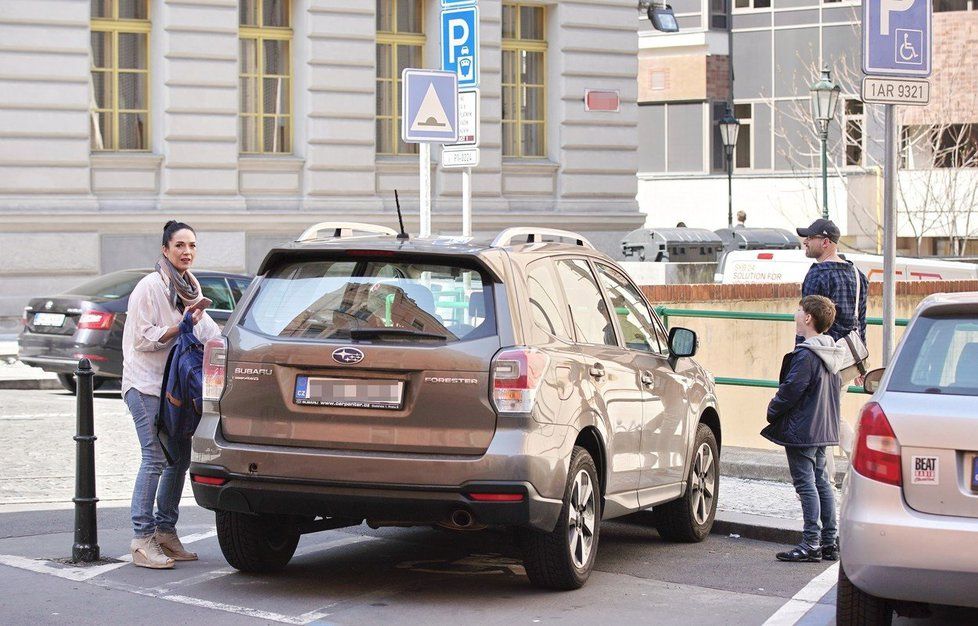 Tereza Kostková vyzvedávala syna ze školy, a zastavila přitom na místě pro invalidy.