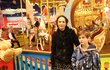 Tereza Kostková vyrazila se synem Tondou do hračkářství Hamleys, kde se chlapec nechal inspirovat na dárky k Vánocům. 