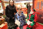 Tereza Kostková vyrazila se synem Tondou do hračkářství Hamleys, kde se chlapec nechal inspirovat na dárky k Vánocům.