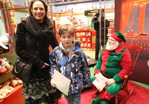Tereza Kostková vyrazila se synem Tondou do hračkářství Hamleys, kde se chlapec nechal inspirovat na dárky k Vánocům.