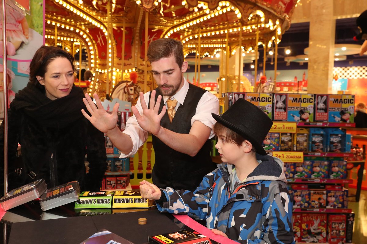 Tereza Kostková vyrazila se synem Tondou do hračkářství Hamleys, kde se chlapec nechal inspirovat na dárky k Vánocům. 