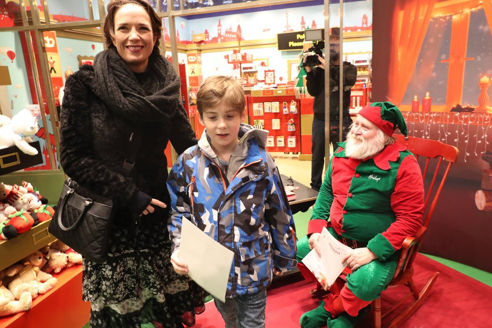 Tereza Kostková vyrazila se synem Tondou do hračkářství Hamleys, kde se chlapec nechal inspirovat na dárky k Vánocům.